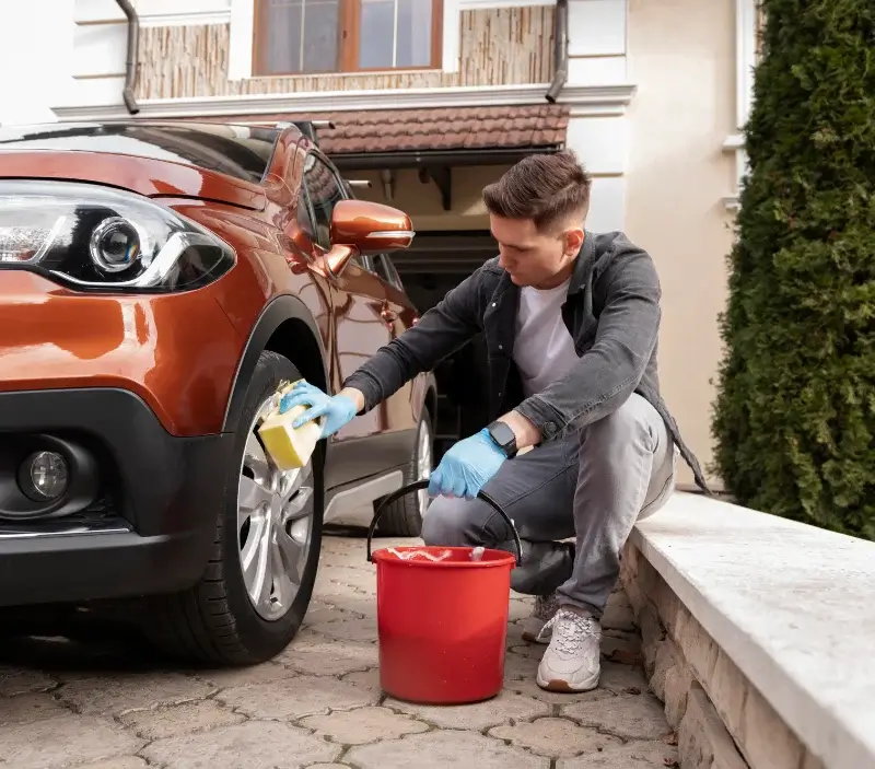 Lavage auto à domicile Nostang : professionnel intervenant sur un véhicule